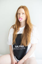 Laden Sie das Bild in den Galerie-Viewer, ULTRAROMANTIK - DAS SHIRT