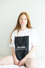 Laden Sie das Bild in den Galerie-Viewer, ULTRAROMANTIK - DAS SHIRT